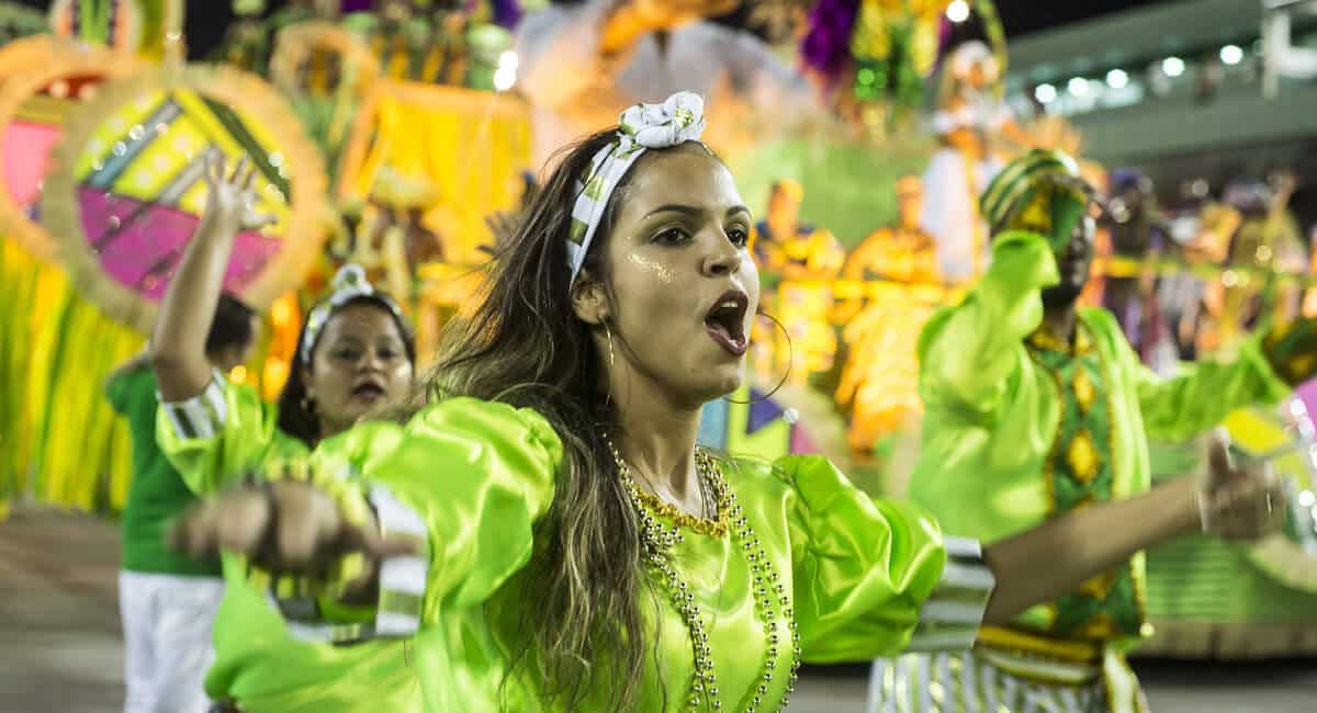 Passista de escola de samba dançando na Sapucaí