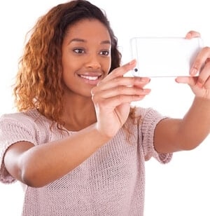 Mulher de pé tirando selfie no tablet