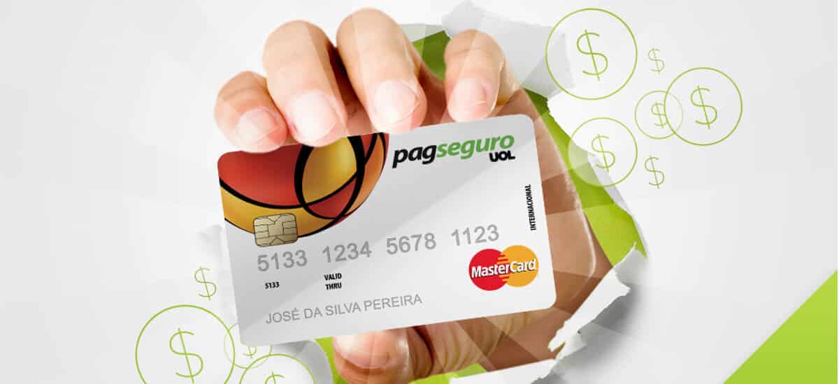 Mão segurando cartão pré-pago PagSeguro