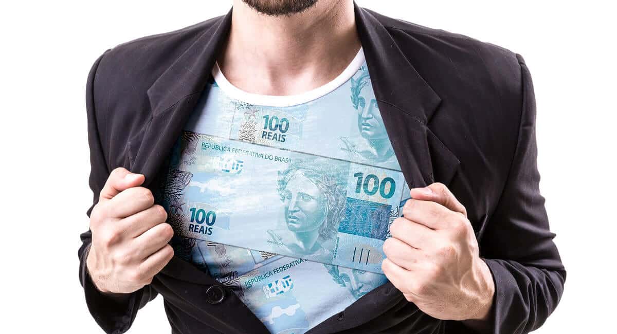 Homem abrindo terno para mostrar camisa feita de notas de dinheiro