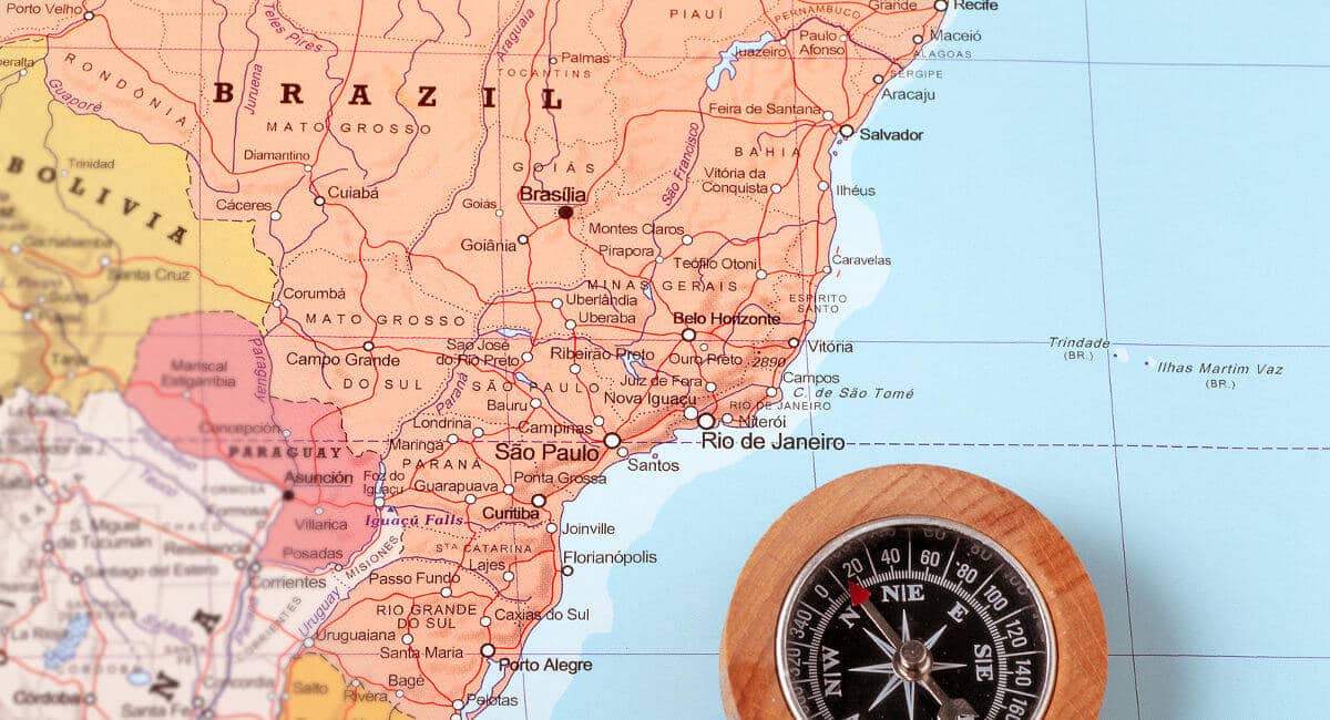 Mapa parcial do Brasil com bússola ao lado