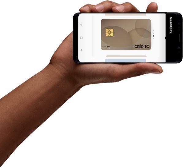 Mão segurando celular mostrando código gerado após compra