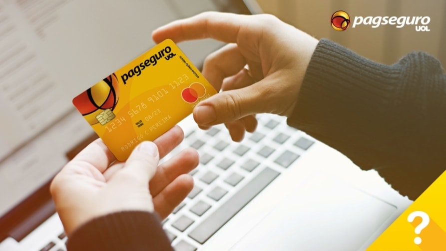 Ilustração de uma pessoa segurando cartão pré-pago PagSeguro com um computador de fundo