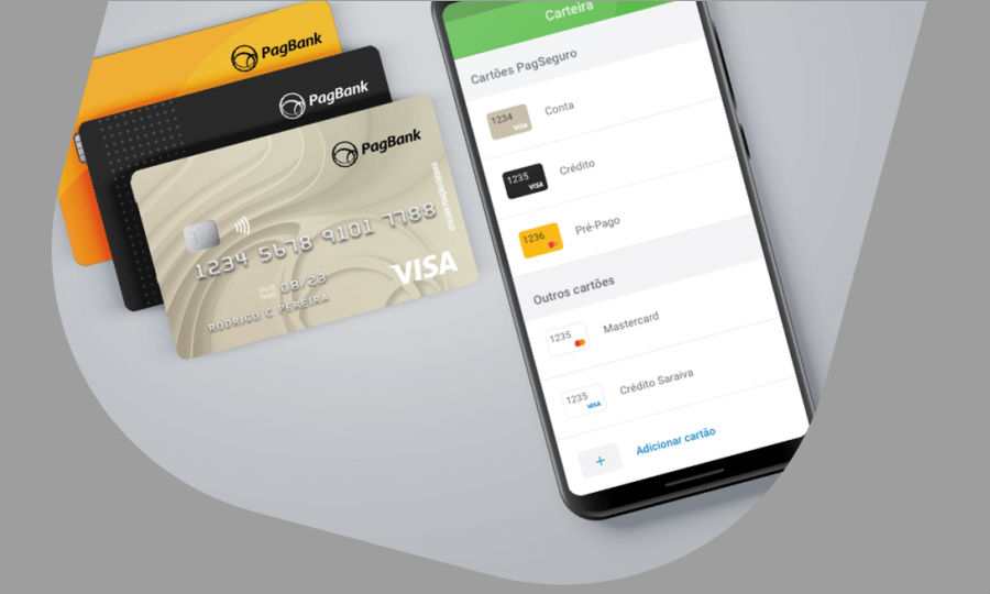 Imagem com fundo cinza mostrando os cartões PagBank disponíveis com um celular ao lado mostrando o app na tela