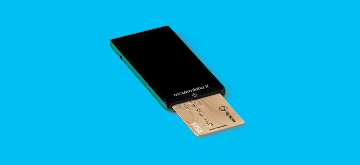 Moderninha X com cart'ao PagBank inserido sob fundo azul