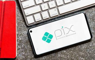 celular com logo do Pix na tela