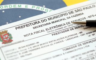 Nota Fiscal Eletrônica em cima da bandeira do Brasil