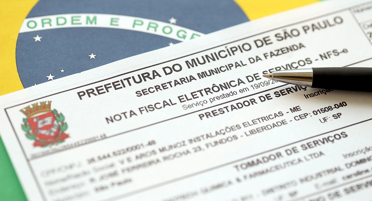 Nota Fiscal Eletrônica em cima da bandeira do Brasil