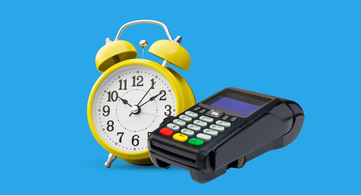 Relógio e maquininha de cartão representando tempo de espera pelo saldo das vendas